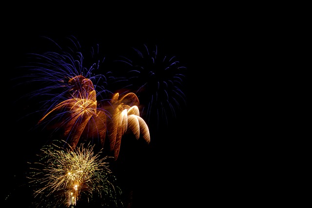 fireworks-1885571_640.jpg